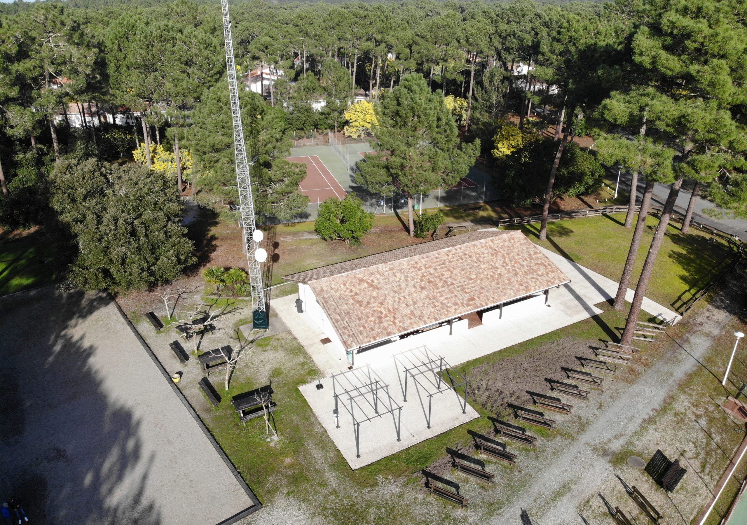 La Bergerie et les terrains de tennis vus du ciel