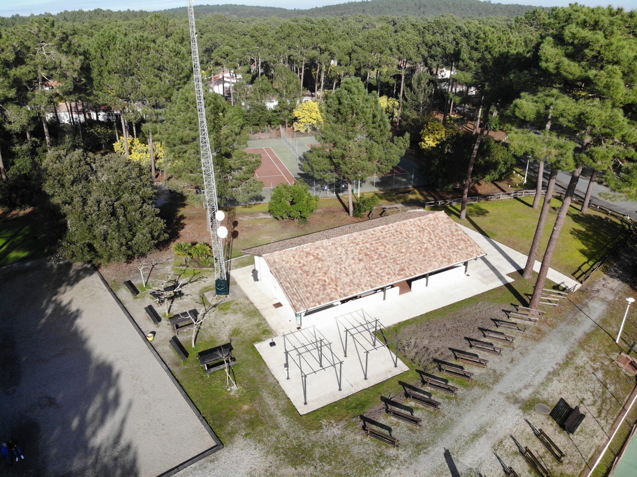 La Bergerie et les terrains de tennis vus du ciel